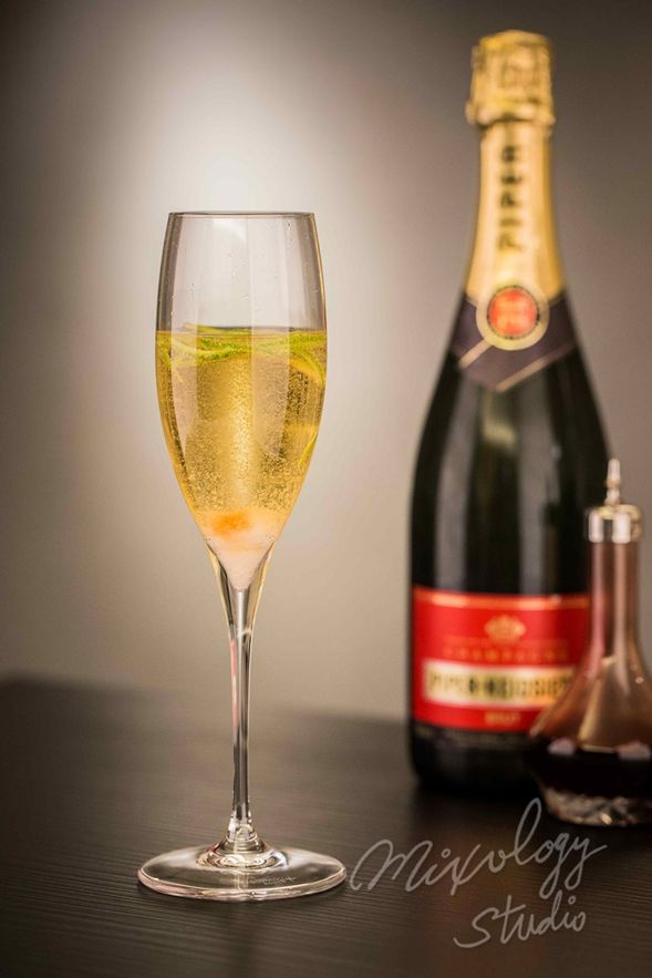 活動中讓每位同學直接開一支氣泡酒!