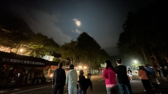 導覽老師確認人數,團體進入園區