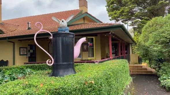 羅拉小鎮,英倫風的羅拉小鎮四季都有不同風景,除了主街的工藝品點、畫廊和咖啡屋,還有茶壺博物館、玩具和鐵路博物館。