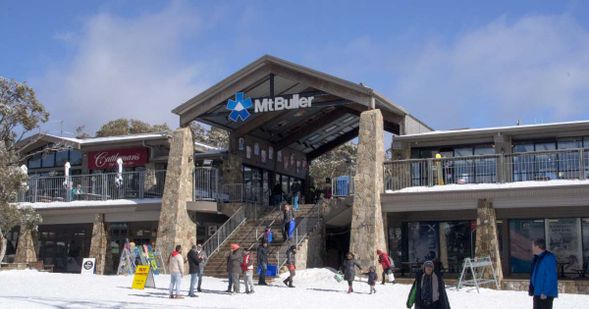抵達布勒雪山,開始激動人心的雪山之旅。乘坐雪山專用巴士登頂滑雪場,遊客可以在廣場更換裝備,享受滑雪的快樂。(約5小時雪山時光)