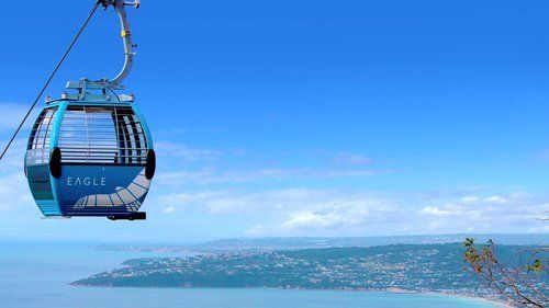 亚瑟王宝座矗立莫宁顿半岛顶峰高度为 314 米,在顶峰可饱览海湾和菲利普港海角的壮丽景色。同时,大家可以在此享用午餐。(约 60 分钟)