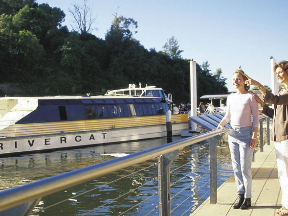 日落觀光遊船(選擇乘船的遊客自行返回悉尼)
可選日落概光遊船(自備OPAL卡),将枯燥的回程坐車時問變成依次欣赏雪梨内河及海港凤景的遊船之旅(選擇乘船的递客自行返回雪梨,其餘客人跟車返回)