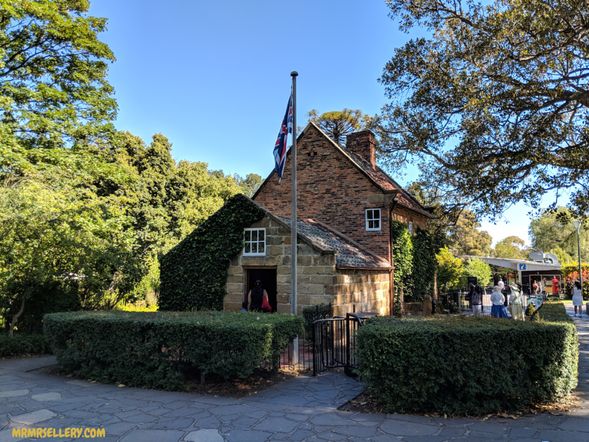 抵达菲滋洛伊花园,花园曾经是建造墨尔本时的采石场,石头采光后成为了花园。是一片面积很大的绿地,林荫小路旁是参天的大树。花园最著名的景点是库克船长的小屋,这是澳大利亚最古老的白人文物。(约 30 分钟)