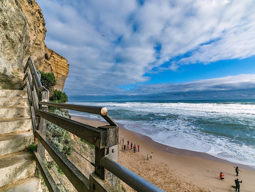 【大洋路一日遊 】
經由維多利亞西海岸蜿蜒伸展的大洋路,途經Anglesea 小鎮,到達小紅帽燈塔,眺望大海感受波瀾壯闊的南太平洋與奇駿海岸線的完美融合。在大洋路紀念拱門停留,欣賞並瞭解這段奇偉壯麗的公路。抵達半月形海灣阿波羅灣,享用午餐 (自費),之後前往欣賞在南太平洋水面上巍然聳立至今仍遭受潮汐、海風侵蝕的12門徒岩,亦可以選擇搭乘直升機 (自費) 自上空一覽12門徒全景!沿途經過洛克阿德峽谷,是由海水沖刷出來的十分漂亮、獨特的景觀,這將是您永遠難忘的一天!