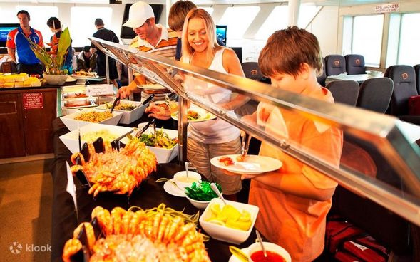 08:00 AM:從凱恩斯市區飯店出發,搭乘接駁巴士前往道格拉斯港(Port Douglas),車程約 1.5 小時
09:15 AM:抵達道格拉斯港,報到並辦理登船手續
09:30 AM:開始登船
10:00 AM:船隻自道格拉斯港啟航,前往大堡礁外礁(Agincourt Reef)
11:30 AM:抵達海上活動平台,展開各項活動(如浮潛、半潛艇、玻璃底船、潛水等)
12:00 PM - 01:30 PM:午餐時間(提供自助餐)與自由活動時間
03:00 PM:離開海上平台,啟程返回道格拉斯港
04:30 PM:抵達道格拉斯港,接駁巴士載返凱恩斯
06:00 PM 左右:抵達凱恩斯市區飯店或原出發地點,行程結束