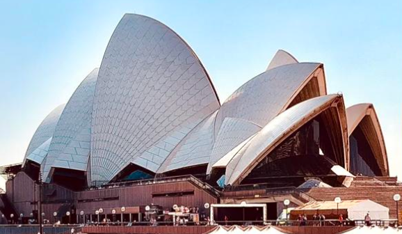 Day 2(四)– 悉尼市區探索日
• 岩石區 The Rocks:感受殖民時期的歷史街道
• 雪梨歌劇院:外觀打卡留影
• 維多利亞女王大廈 QVB:歐式建築拍照熱點
• 午餐:人氣韓式料理
• 雙灣遊船體驗(Double Bay Cruise):從海上遠眺歌劇院、海港大橋
• 晚餐自理於【雪梨唐人街】,感受多元文化魅力
✨亮點:雙灣郵輪海港遊,飽覽雪梨壯闊美景
早餐:酒店|午餐:韓式料理|晚餐:自理
酒店:Silkari Urban CKS Sydney Airport Hotel 或同等四星酒店