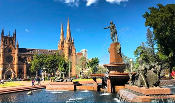 Day 1(三)– 悉尼接機
• 接機服務:08:00–22:00 每兩小時一班接駁車送至酒店(提供導遊舉牌接機服務,自費)
• 建議行程(自費):可參加【悉尼夜遊】,夜色中的歌劇院、港灣大橋別有風情!
🍽 早餐:自理|午餐:自理|晚餐:自理
🏨 酒店:Silkari Urban CKS Sydney Airport Hotel 或同等四星酒店