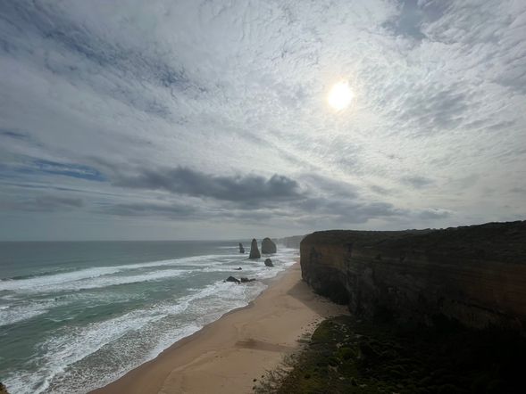 15:40: Arrive at the Twelve Apostles (2-hour visit time)
In the afternoon, we will reach the stunning Twelve Apostles. You will have 2 hours to admire these majestic limestone pillars, take photos, and enjoy the breathtaking coastal views.