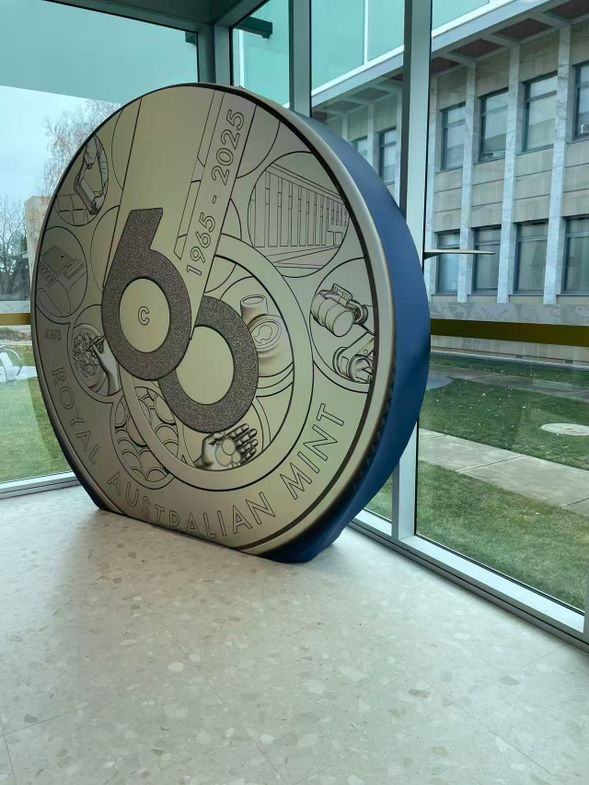 上午畅游澳大利亚首都坎培拉:探秘皇家铸币厂,走进国会大厦,感受国家博物馆的丰富藏品,每一站都精彩纷呈!午餐餐厅精选澳洲国家总理和议员日常享用的餐厅!
下午出发前往悉尼,途中經過大綿羊雕像Big Merino,見證澳洲早期畜牧時代的精神,晚上抵達悉尼,也可以選擇选择夜游悉尼(自费-团上支付),领略这座国际化都市的独特魅力。
亮点:这个在国会大厦里头的餐厅,据说国家议员开会休息时间都会来享用的餐厅,让你享受与总理同款的午餐时光
早餐: 酒店 午餐: 經典澳式披萨 晚餐:自理