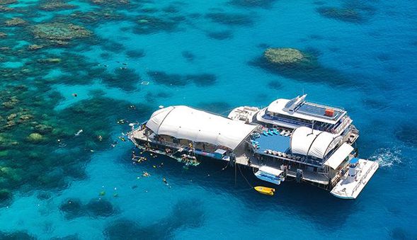 07:45|凱恩斯碼頭集合報到
08:10|登船
08:30|準時啟航,前往綠島
09:30|抵達綠島,自由活動約2小時
(可自由浮潛、漫步白沙灘、探索熱帶雨林)
11:10|返回船上
11:30|出發前往外堡礁海上平台
12:30|抵達外堡礁,停留約3小時
(享用自助午餐、浮潛、半潛艇、水下觀景室、餵魚秀等)
15:30|啟程返回凱恩斯
17:30|抵達凱恩斯碼頭,行程結束