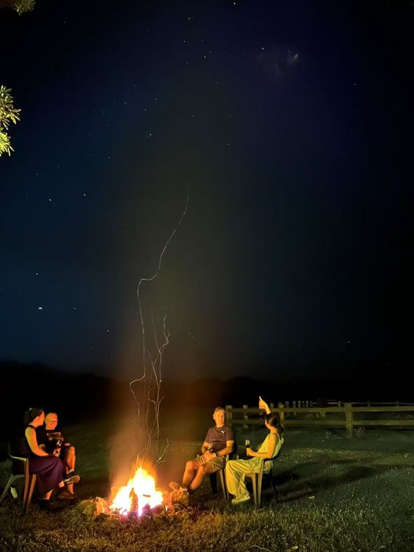 抵達凱恩斯後,由專屬導遊接機,搭乘專車一路前往風景如畫的酷牛牧場,展開這趟結合美食與自然的療癒旅程。
黃昏時分,正是享用晚餐的最佳時刻。邀您走進酷牛牧場,親手烤烤牧場自產的有機鮮牛肉。這裡的牛隻在自然純淨的環境中成長,加上溫和氣候、肥沃土壤與充足日照,孕育出風味絕佳的高品質牛肉。
在夕陽餘暉下享用一份和牛燒烤拼盤,搭配米飯與新鮮蔬菜,每一口都是滋味與層次的饗宴。特別推薦升等M7和牛油花豐富細緻、口感柔嫩細膩,入口即化,讓人難以忘懷。
餐廳座落於牧場視野最佳的位置,邊品味美食,邊欣賞夕陽緩緩沉入地平線的壯麗景色。夜幕降臨後,牧場寧靜祥和,氣氛恬靜浪漫。
用餐過後,記得仰望頭頂那片令人屏息的星空——若天氣晴朗,滿天星斗在無光害的牧場上空閃耀。建議旅客下載一款觀星APP,對照星圖尋找南十字星與屬於自己的星座,與親朋好友一起享受一場與南半球星空的浪漫邂逅。
🌌 今晚,就讓酷牛牧場成為您與大自然共鳴的起點,與星光、美食一同寫下凱恩斯最難忘的回憶