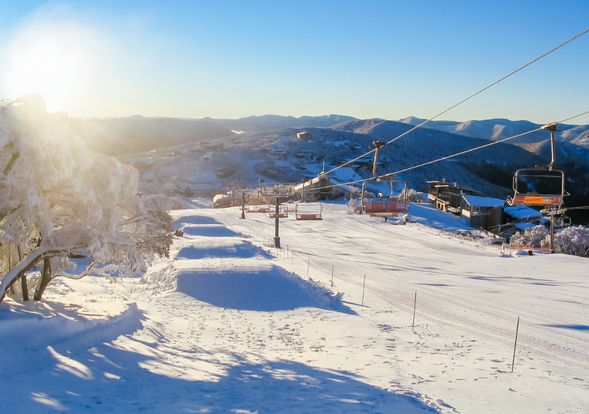 In addition to saving time and energy, the convenient snow lift also has beautiful scenery along the way