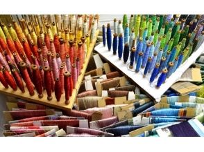 工房には色とりどりの絹糸が。お好きな色をお選びいただけます。