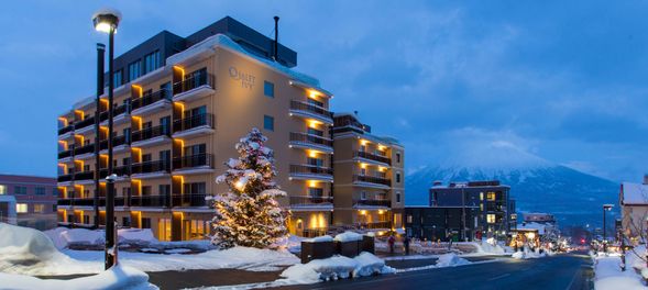 位於日本北海道新雪谷的Chalet Ivy Hirafu,是一個遠離塵囂的休憩天堂。這家豪華精品酒店提供如同自家別墅般的舒適與寧靜,讓賓客在四季變換的豐富自然景致中得到完全的放鬆。
酒店共有78間寬敞的客房和套房,每一間都精心設計,以確保賓客的絕對舒適。從窗戶望出去,賓客可以欣賞到秀麗的羊蹄山和國家公園的壯觀景色,這樣的視野無疑會讓您的住宿體驗更加難忘。
此外,酒店還設有休閒餐廳「比羅夫坂」和雪後休息區,為賓客提供了一個放鬆身心的完美場所。在這裡,您可以享受美食,或是在舒適的環境中放鬆。
最特別的是,Chalet Ivy Hirafu還擁有豐富礦物質的天然溫泉。在這裡沐浴,不僅能舒緩旅途的疲勞,更能在溫暖的水中感受到大自然的懷抱,享受一段靜謐的時光。
總而言之,Chalet Ivy Hirafu不僅是一個住宿的地方,它是一個能讓您在自然美景中重新找到內心寧靜的療癒之所。无论是享受美食的樂趣,還是溫泉的放松,這裡都能為您提供一段難忘的旅程。