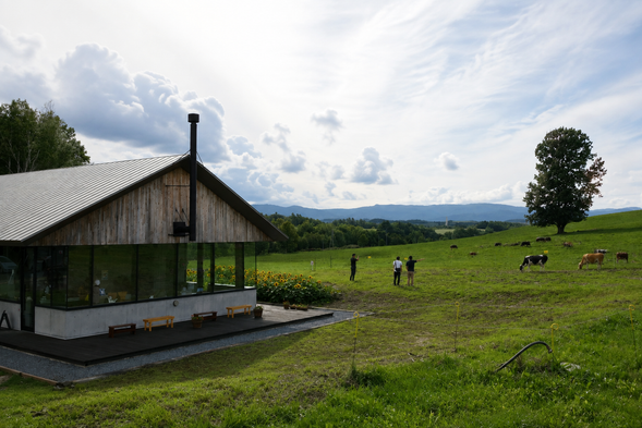 🐄 美瑛放牧農場
漫步北海道牧場風景,欣賞草原與牛群,
也可自費品嚐牧場人氣鮮乳冰淇淋
約可停留20分鐘