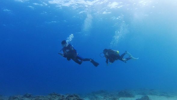 試著在海底導航