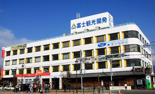 富士観光ビル1階で受付後、富士観光ビル駐車場よりバス出発