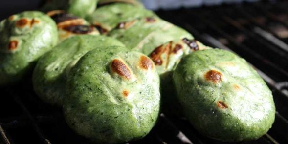 Kusa-mochi (mugwort steamed buns):
It comes with a souvenir of "Kusa-mochi (mugwort steamed buns)," a Japanese sweet made with rice, red beans, and natural water from Oshino Hakkai!