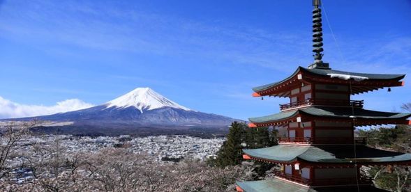 新屋山神社から次の目的地の新倉富士浅間神社までは15分程で到着します。60分の滞在時間をもうけています。