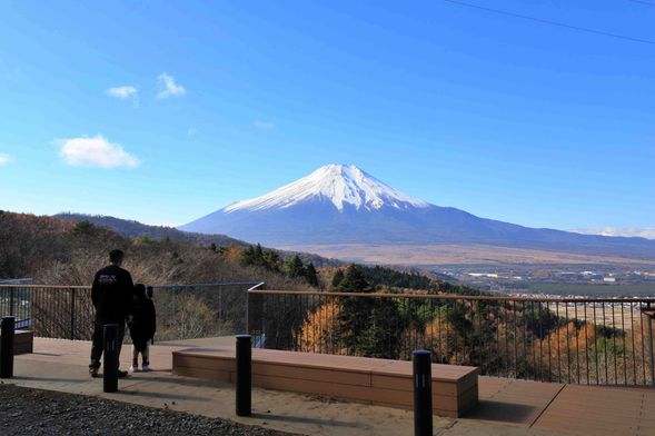 After that, you will arrive at your next destination - the Nijumagari Touge Observation Terrace in 20 minutes, where you will stay for 15 minutes before returning to Kawaguchiko Station.