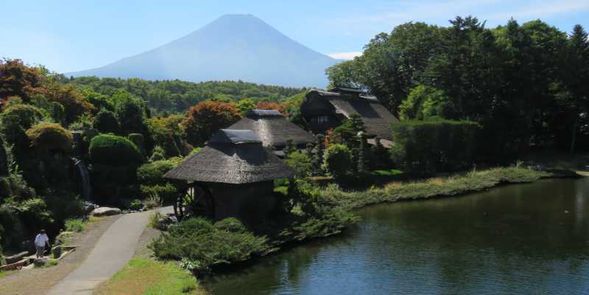 Hannoki-bayashi Museum:
You will also visit the museum where you can see the oldest existing thatched house in Oshino Village, which was built in the late 18th century.