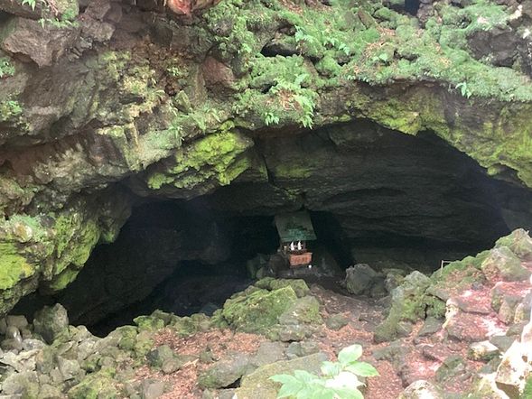 凛とした空気に包まれる神秘の洞窟『竜宮洞窟』を見学します