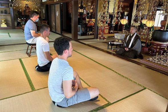 Zen Meditation Experience at Toenji Temple:
You will experience Zen Meditation under the guidance of the temple's Priest, who will provide an easy-to-understand explanation for first-time visitors.