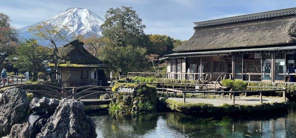Departing from the meeting place in front of Kawaguchiko Station, it takes about 20 minutes to reach Oshinohakkai. You will have 100 minutes to spend at the site.