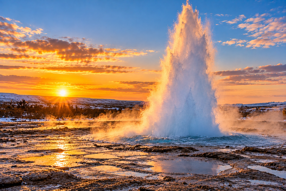 蓋歇爾間歇泉 Geysir Geothermal Area
位於冰島黃金圈的著名地熱區,地表可見蒸氣、溫泉及地熱活動。其中史托克間歇泉(Strokkur)會週期性噴發熱水柱,讓旅客近距離感受冰島活躍的地熱能量。
