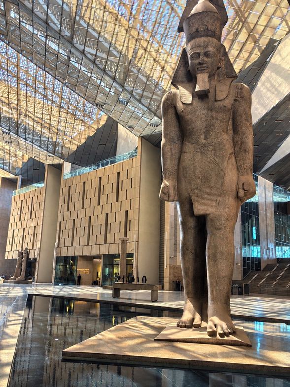大埃及博物館 Grand Egyptian Museum
以古埃及文明為核心的大型博物館,透過豐富館藏與現代化展示空間,深入認識法老時代留下的歷史文化,與實際走訪金字塔形成完整的文明體驗。