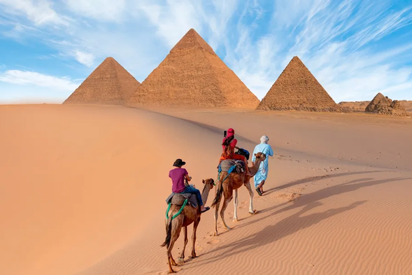 吉薩金字塔群
世界古代建築七大奇景之一,古夫Khufu、哈夫拉Khafre與曼考拉Menkaure),三座線條優美的金字塔在同一條地平線上,配上湛藍的天空與黃澄澄的沙丘,不論遠觀或是近看,皆能擄獲您的視線,是相機的最佳殺手景觀。在吉薩金字塔區並安排您進入金字塔內參觀,在神祕的金字塔之中絕對會是您畢生難忘的體驗。(請依個人身體狀況而定,如不入內將不另外退費)
1.我們將安排其中一座金字塔入內參觀,請穿好走舒適的鞋子。因金字塔內空氣稀薄且須彎腰進入金字塔,因此有心臟病、氣喘的客人或是孕婦請視情況再行入內。
2.門票皆已包含,若不入內,恕不另行退費