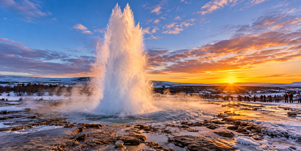 Geysir 間歇泉地熱區
冰島著名的地熱景觀區,可看見熱泉、蒸氣與活躍的間歇泉活動。其中 Strokkur 間歇泉會週期性噴發,瞬間升起的巨大水柱相當震撼。