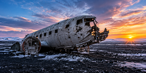 DC-3 飛機殘骸
一架迫降於冰島南岸黑色荒原上的飛機殘骸,銀灰色機身與廣闊黑色地表形成強烈對比。孤寂而帶有末日感的景象,使這裡成為冰島相當特殊的攝影景點。