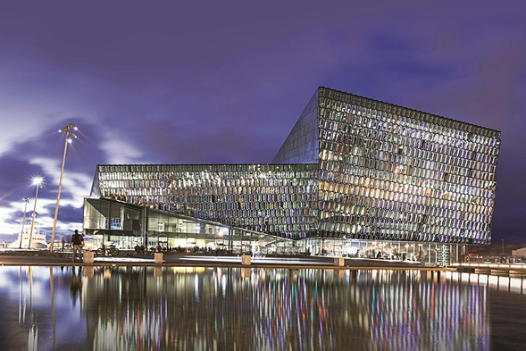 哈帕音樂廳(Harpa Conference & Concert Center)
位於雷克雅未克港口,面積達2萬8千平方米,是冰島最大的音樂廳。
來到雷克雅未克,一定要來哈帕音樂廳,不管你是看一場秀還是音樂廳內的美妙的餐廳和咖啡館坐一坐。哈帕音樂廳遊不銹鋼和切割成不同形狀的玻璃完成,從音樂廳內部可以發現陽光透過玻璃折射出的奧妙。