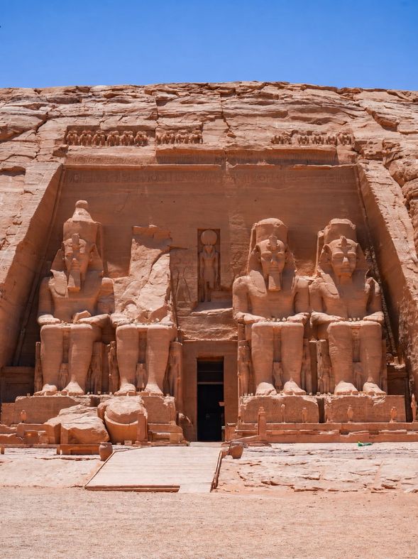 阿布辛貝神殿 Abu Simbel Temples
埃及南部最具代表性的古蹟之一,入口巨大的法老雕像形成極具震撼力的第一印象。走進岩窟神殿內部,可近距離欣賞古埃及建築、雕刻與法老時代留下的文明痕跡。