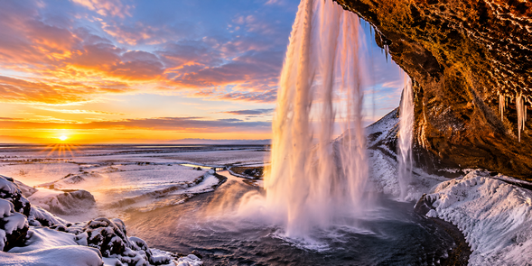 塞里雅蘭瀑布 Seljalandsfoss
冰島南岸著名瀑布之一,水流從高聳峭壁垂直落下。最大特色是特殊地形帶來的多角度觀賞體驗,近距離感受瀑布水氣與自然力量。