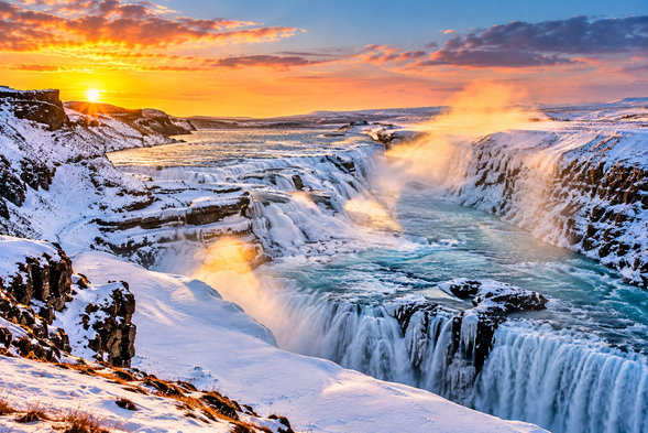 黃金瀑布 Gullfoss
冰島黃金圈最著名的自然景點之一,冰川融水沿著河道奔流而下,分成兩段跌入深邃峽谷,形成氣勢驚人的瀑布景觀。冬季時,瀑布周圍的岩壁與積雪相互映襯,展現壯麗的冰雪世界。