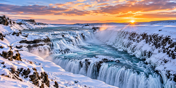 黃金瀑布 Gullfoss
冰島黃金圈最具代表性的瀑布,冰川河水分層奔流而下,最後落入巨大峽谷之中。站在觀景區即可感受水勢與冰島自然景觀的磅礴氣勢。
