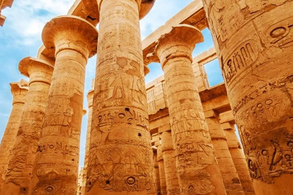 卡納克神殿
仰望高聳的巨石柱,彷彿步入諸神的領域。精緻雕刻覆滿廊柱與牆壁,訴說著神祇與王者的故事。聖湖波光粼粼,映照著神殿的莊嚴寧靜。