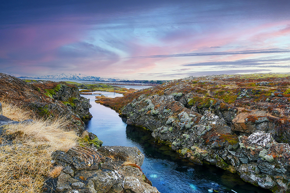 Thingvellir 國家公園
辛格韋德利國家公園(Þingvellir National Park)是冰島「黃金圈」的首站,也是冰島首個國家公園,以北美與歐亞板塊交界的大地裂谷、Silfra裂縫潛水以及世界最古老的民主議會舊址聞名。這裡結合了壯麗的地質奇觀與深厚的維京歷史,於2004年被列為世界文化遺產。