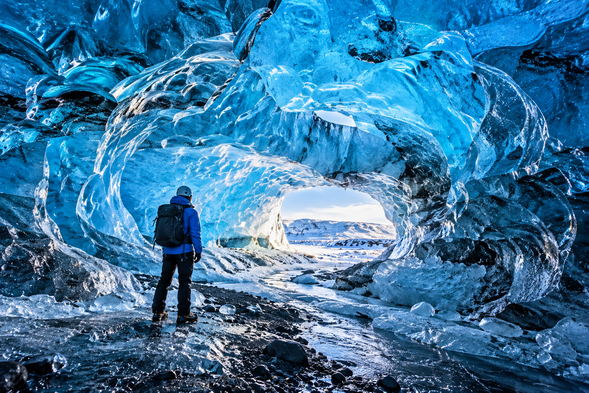 藍冰洞探險 Blue Ice Cave Exploration
冰島冬季極具代表性的冰川體驗,由當地專業嚮導帶領,走進天然冰川洞穴,近距離欣賞冰層經長時間擠壓形成的藍色光澤與特殊紋理。
本行程包含藍冰洞探險體驗,活動約2–3小時,實際冰洞位置、活動時間及能否進入,須依當日冰川與天候安全條件安排。