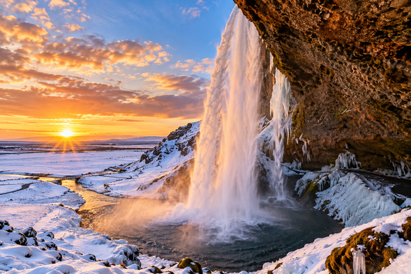 塞里雅蘭瀑布 Seljalandsfoss
冰島南岸最具代表性的瀑布之一,約60公尺高的水流從懸崖傾瀉而下,形成壯觀的天然水幕。瀑布後方設有步道,天候與路況允許時,可從不同角度欣賞瀑布與周圍山景,感受冰島獨特的自然魅力。