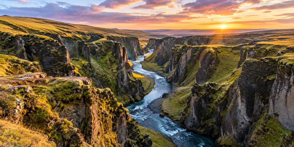 羽毛峽谷 Fjaðrárgljúfur
冰島南部著名的峽谷景觀,蜿蜒河流穿梭於陡峭岩壁之間,覆滿苔蘚的峽谷呈現柔和而夢幻的線條。從高處步道俯瞰,能欣賞冰島截然不同的自然風貌。