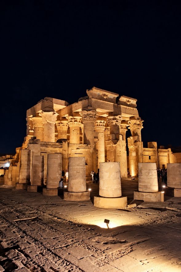 康翁波神殿 Kom Ombo Temple
位於尼羅河畔的古埃及神殿,搭乘遊輪途中即可串聯參觀。神殿石柱、浮雕與河岸景觀相互映襯,是尼羅河遊輪行程中極具特色的一座神殿。