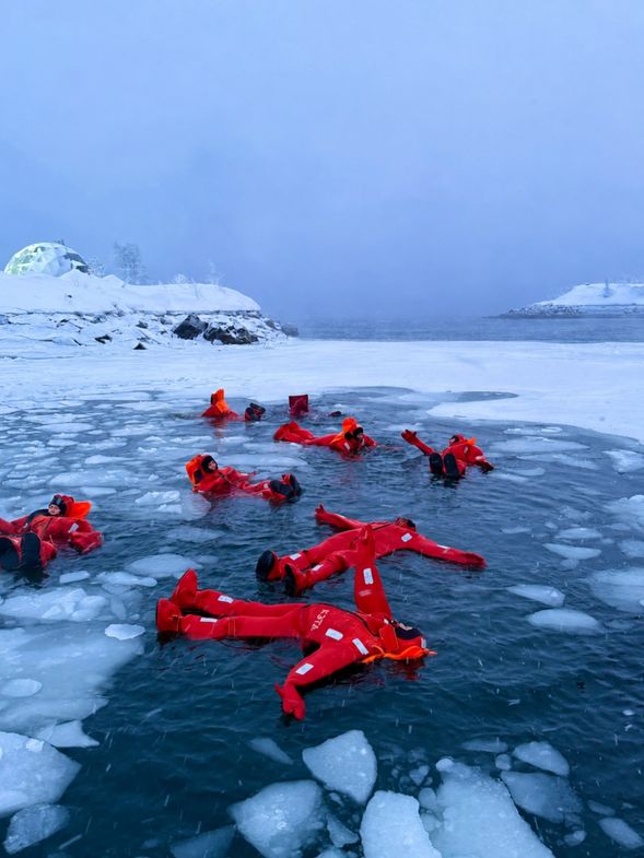 極地冰海漂浮 Ice Floating
換上專業防寒漂浮裝備,在工作人員帶領下進入冰封海域,漂浮於冰海之中。厚實的專業裝備隔絕冰冷海水,讓旅客以特殊方式體驗北極冬季環境。
冰面行走則須視當日冰層及安全條件決定是否進行。