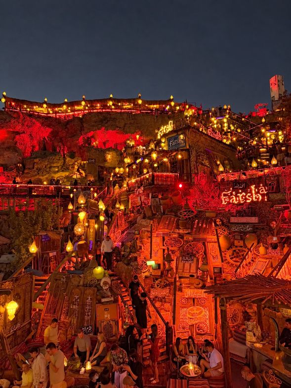 Farsha Mountain Lounge
沙姆沙伊赫具有特色的山海景觀休閒空間,依山勢打造的空間結合燈飾與紅海景色,是旅程後段較為放鬆的特色體驗。