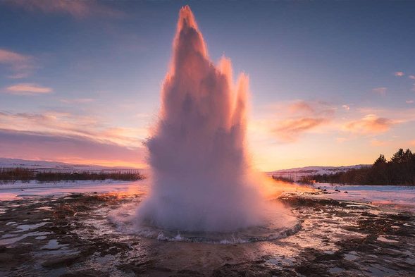 蓋錫爾間歇噴泉區
蓋錫爾間歇泉的最高噴水高度居冰島所有噴泉和間歇噴泉之冠,也因此成為世界著名的間歇泉之一。可以從噴口看到整個噴發過程,尤其是噴發前,沸騰的水噴出而形成碗狀,然後中間的水柱變成蒸氣直上空中約20公尺高處。這一過程周而復始,不斷反复,十分壯美。
