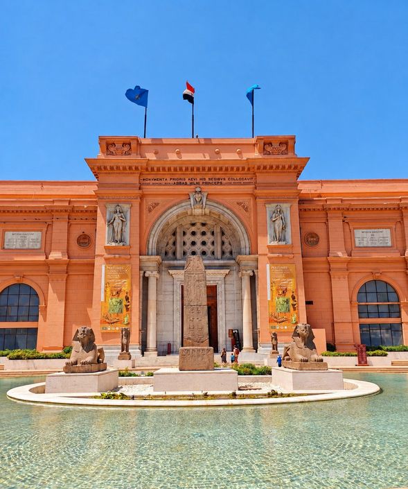 埃及博物館 Egyptian Museum
開羅重要的古埃及文物博物館,收藏大量跨越不同王朝時期的珍貴文物。從雕像、石棺到各式歷史遺物,循著館藏逐步認識延續數千年的古埃及文明。