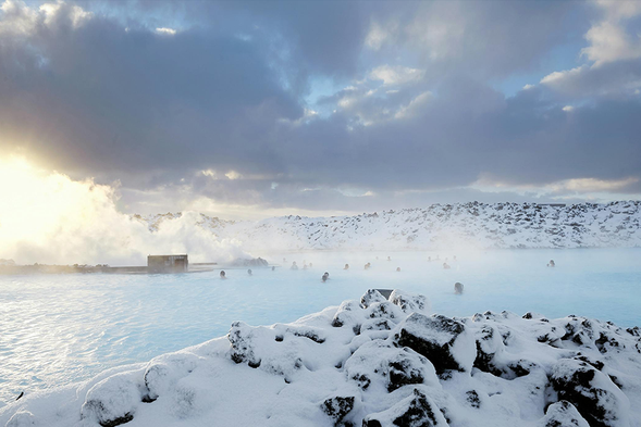 冰島藍湖(Blue Lagoon)
全球知名的頂級地熱溫泉,以其夢幻的奶藍色湖水、富含二氧化矽泥的保養功效及火山熔岩景觀聞名。水溫常年保持在 37-39°C,是放鬆身心、敷白矽泥面膜、體驗水中酒吧的絕佳景點。