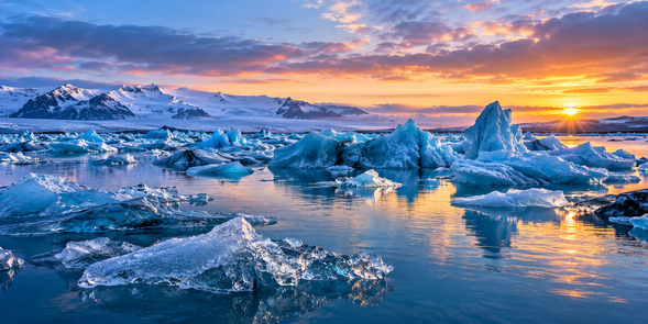傑古沙龍冰河湖 Jökulsárlón
冰島最具代表性的冰河湖之一,巨大冰塊從冰川崩落後漂浮於湖面。不同形狀與色澤的浮冰隨水流緩慢移動,形成宛如極地世界般的景色。